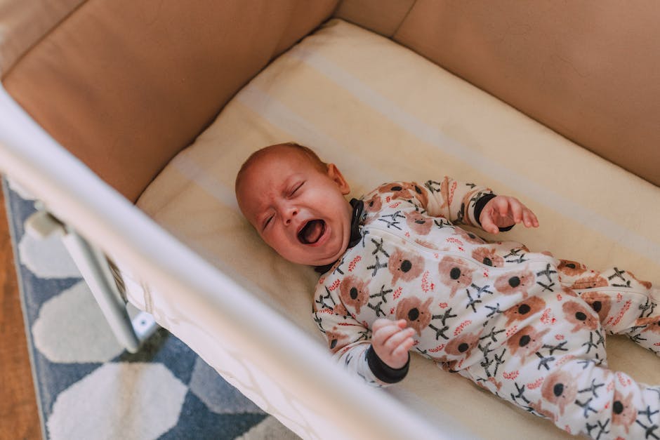 Bebé llorando en cuna durante la noche