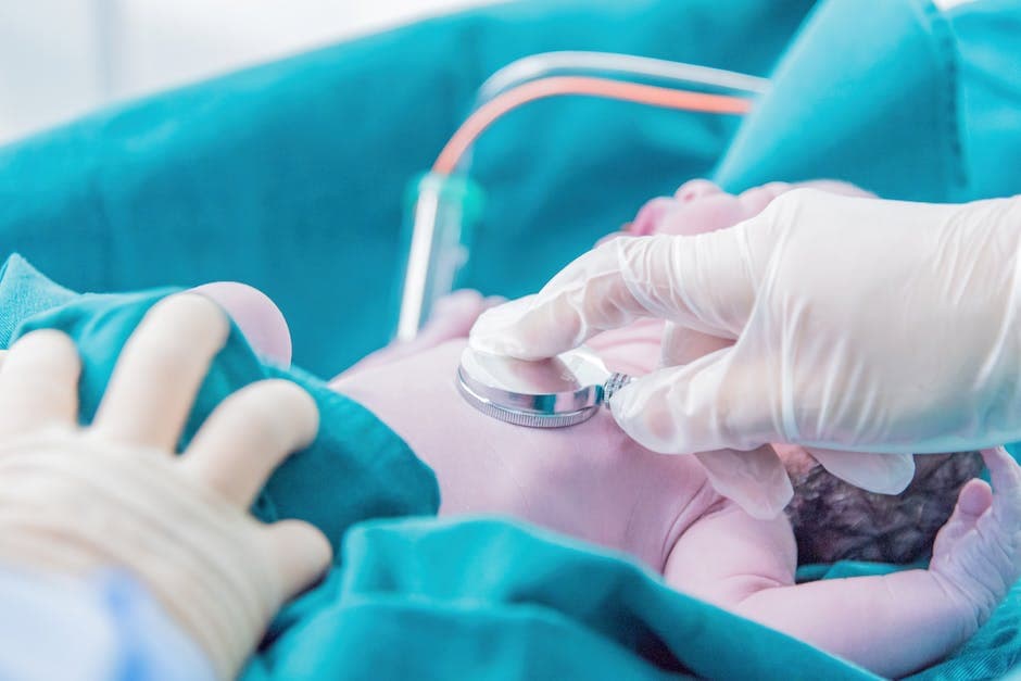 Médico examinando a un bebé con un estetoscopio
