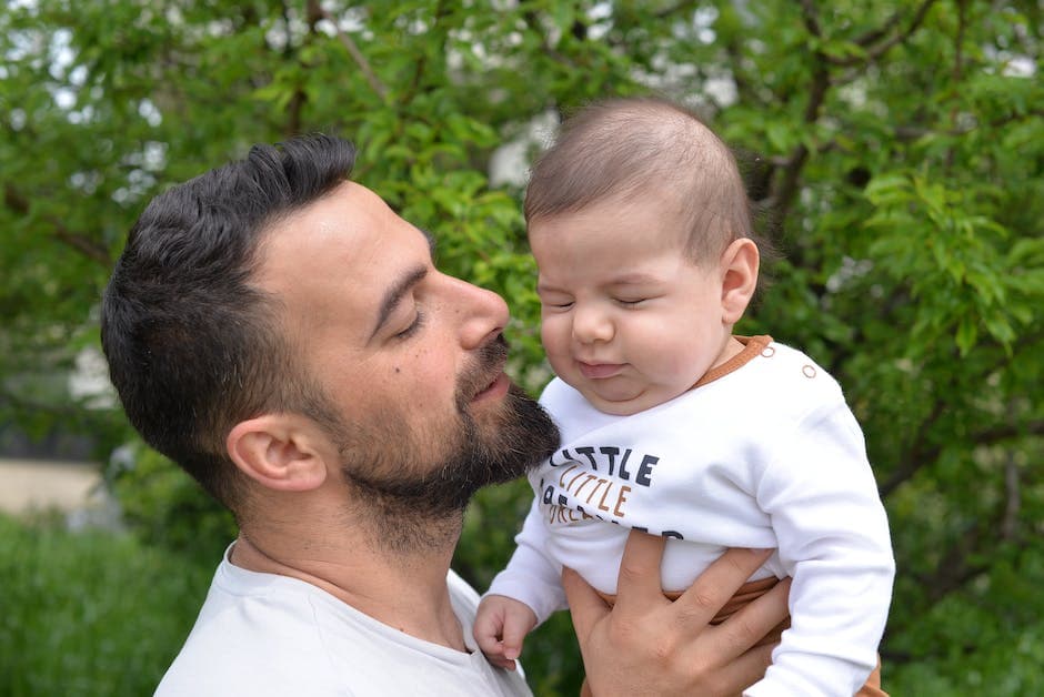 Padre preocupado sosteniendo a su bebé