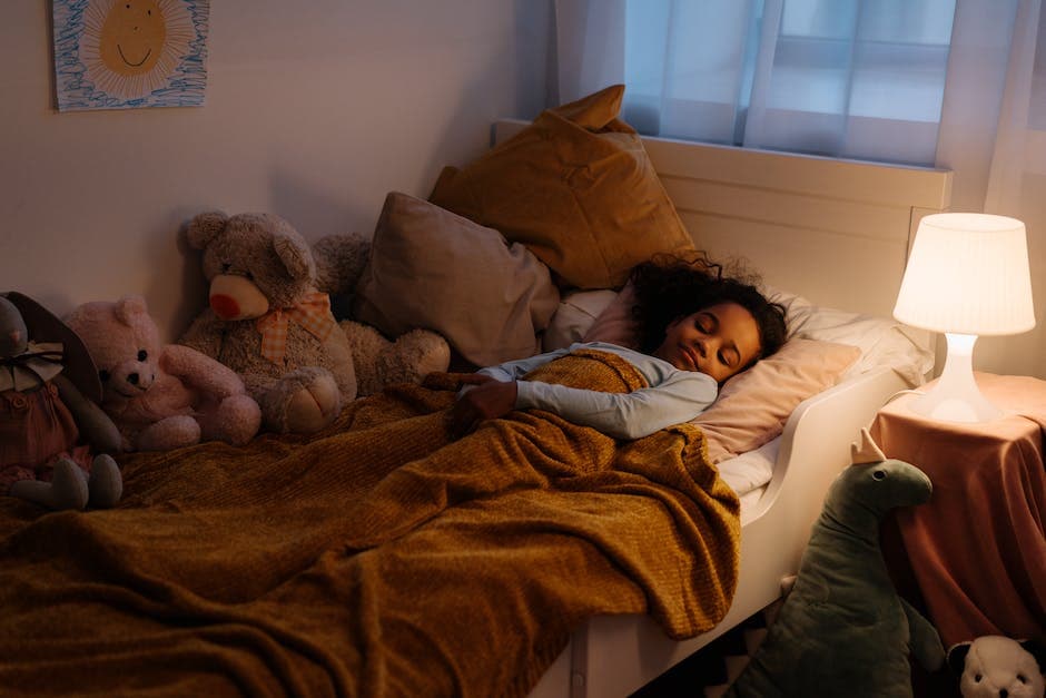 Niño de 3 años durmiendo en su cama