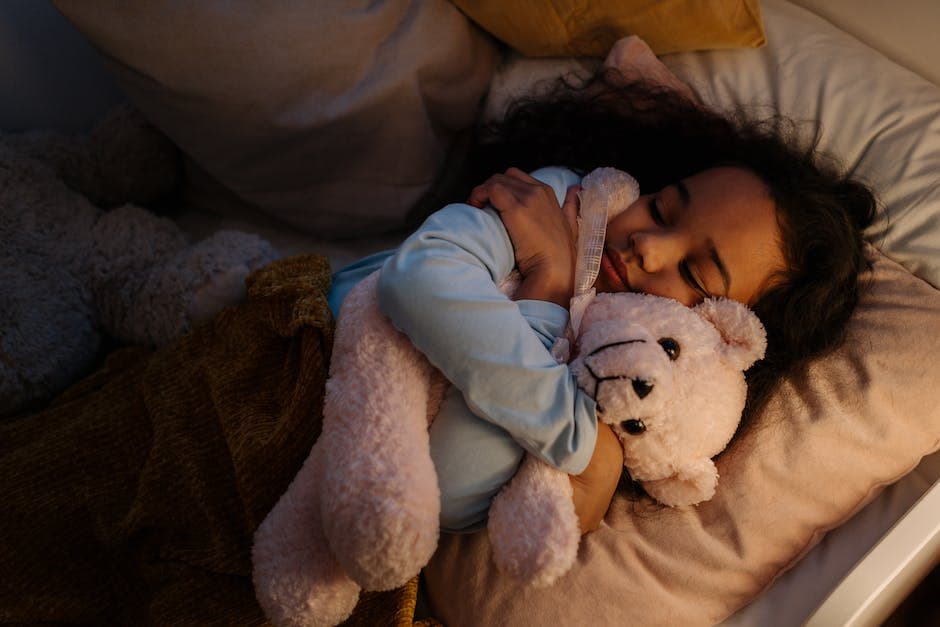 Niño durmiendo con un oso de peluche