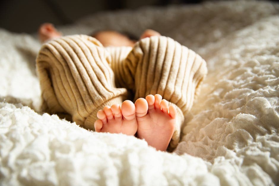 Bebé durmiendo en una cuna