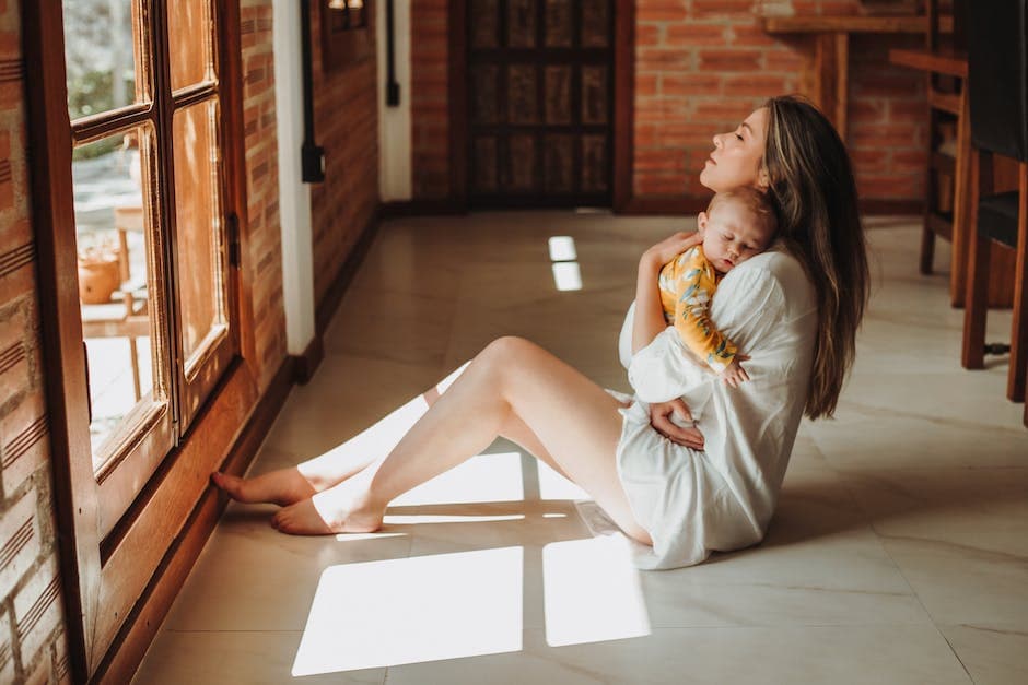Madre sosteniendo a su bebé dormido en sus brazos