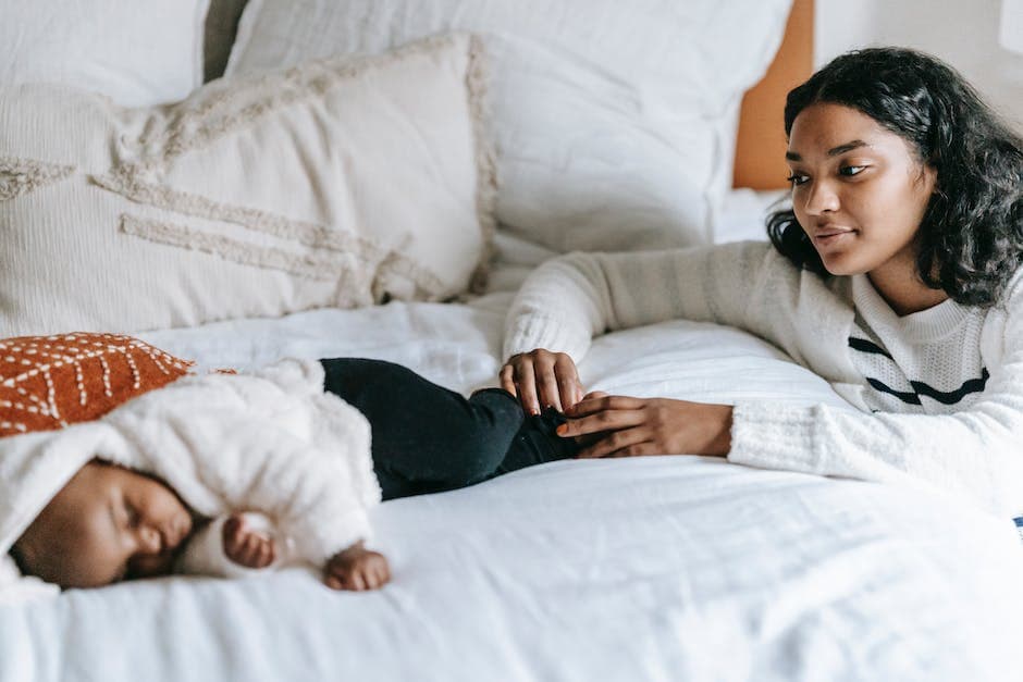 Imagen de una madre y su bebé durmiendo en una habitación acogedora