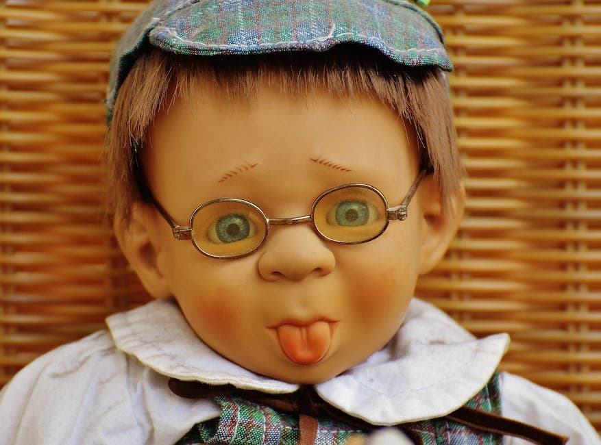 Imagen de una persona realizando RCP en un muñeco de bebé