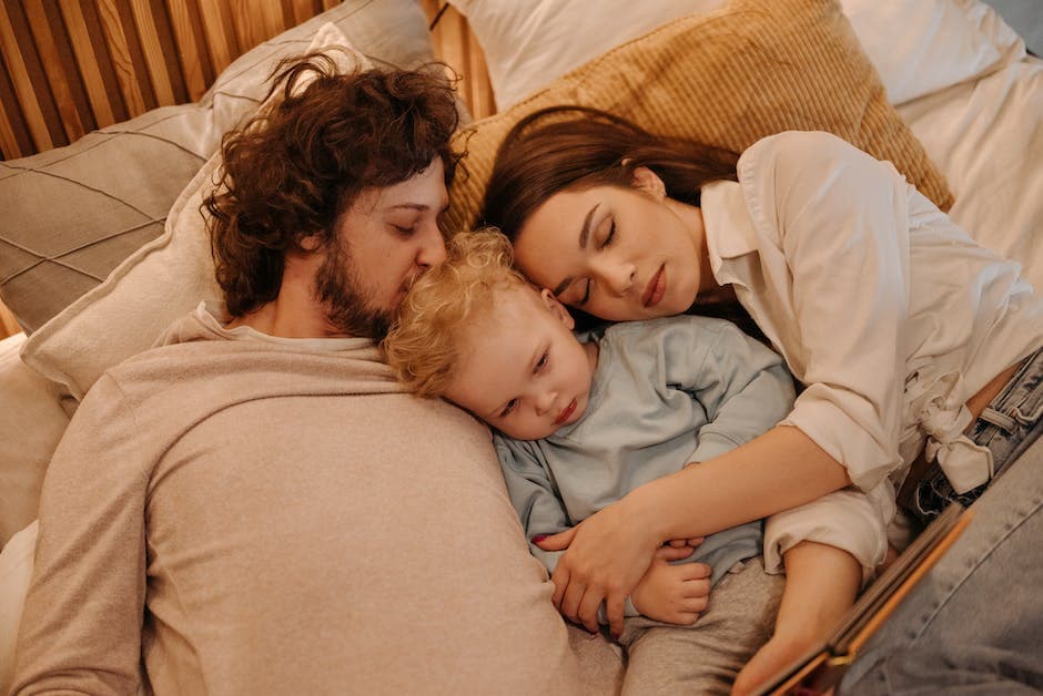 Padres ayudando a su bebé a dormir
