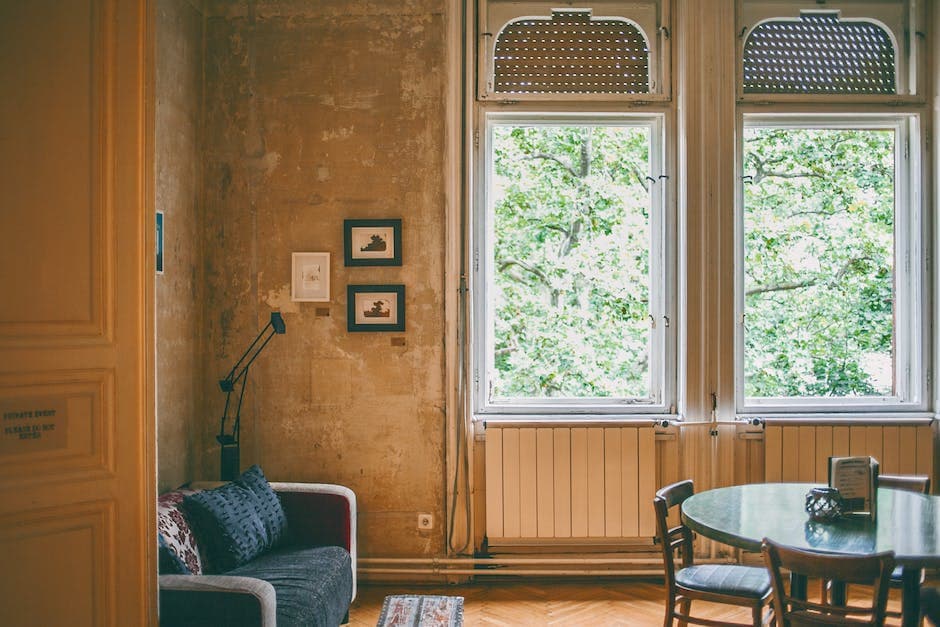 Habitación de bebé con una cuna y una mecedora, iluminación suave