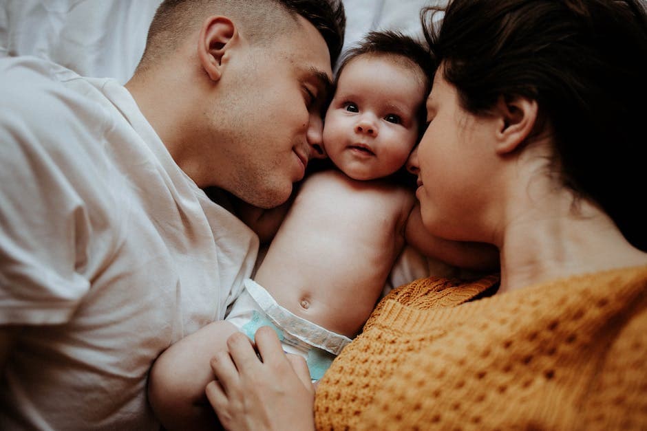 Madre abrazando a su bebé para relajarlo y ayudarlo a dormir entre tomas