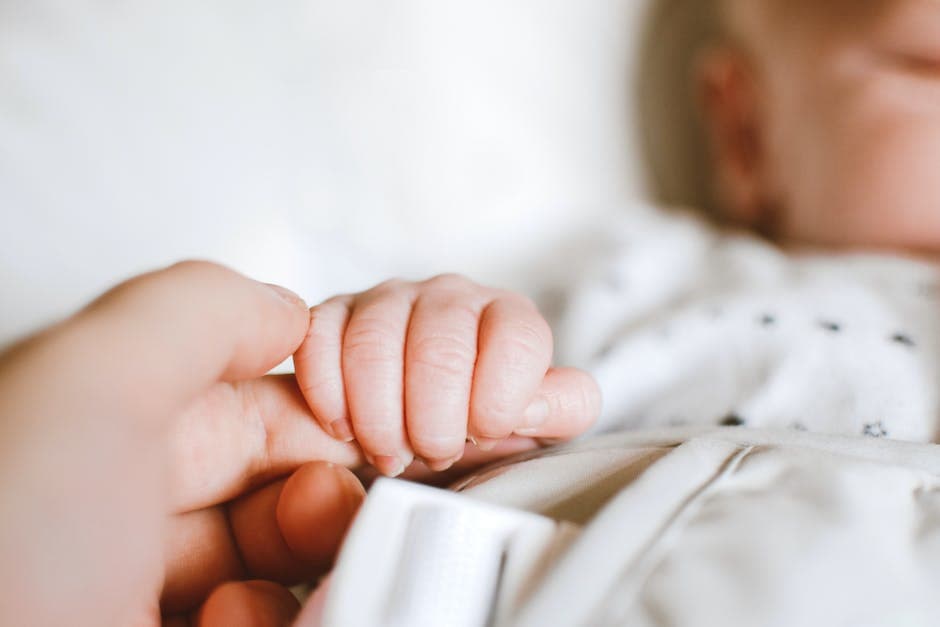 bebé durmiendo con la mano en el estómago