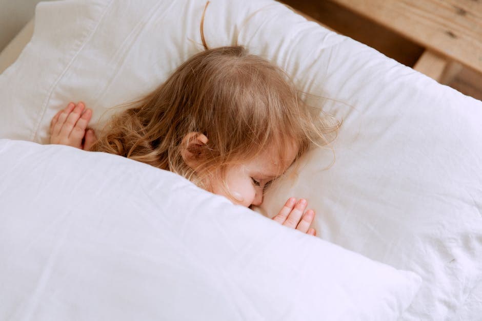 Bebé durmiendo en cuna