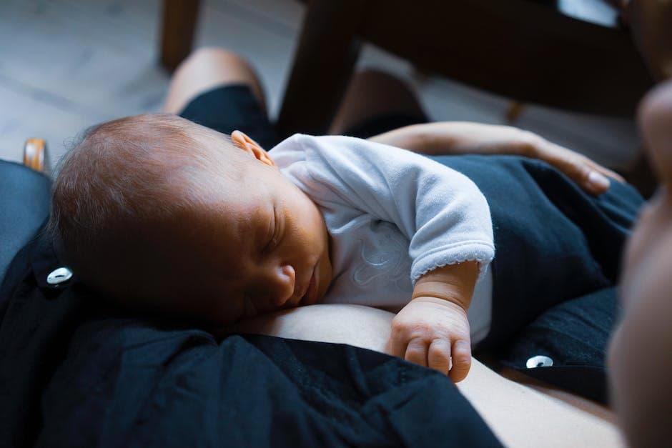 Padre sosteniendo un bebé dormido