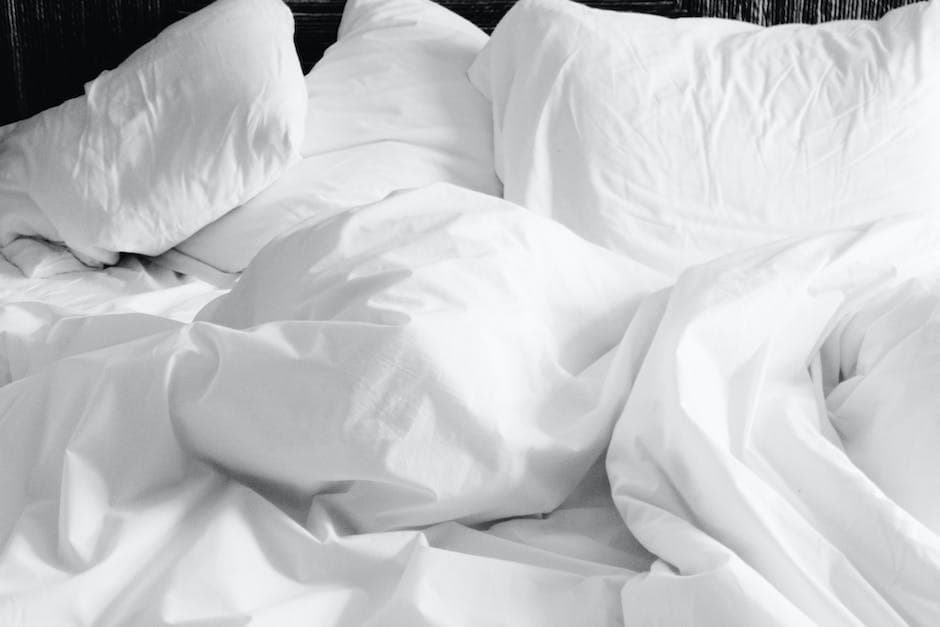 Bebé durmiendo boca abajo en una cuna con sábanas ajustadas y sin almohadas ni juguetes