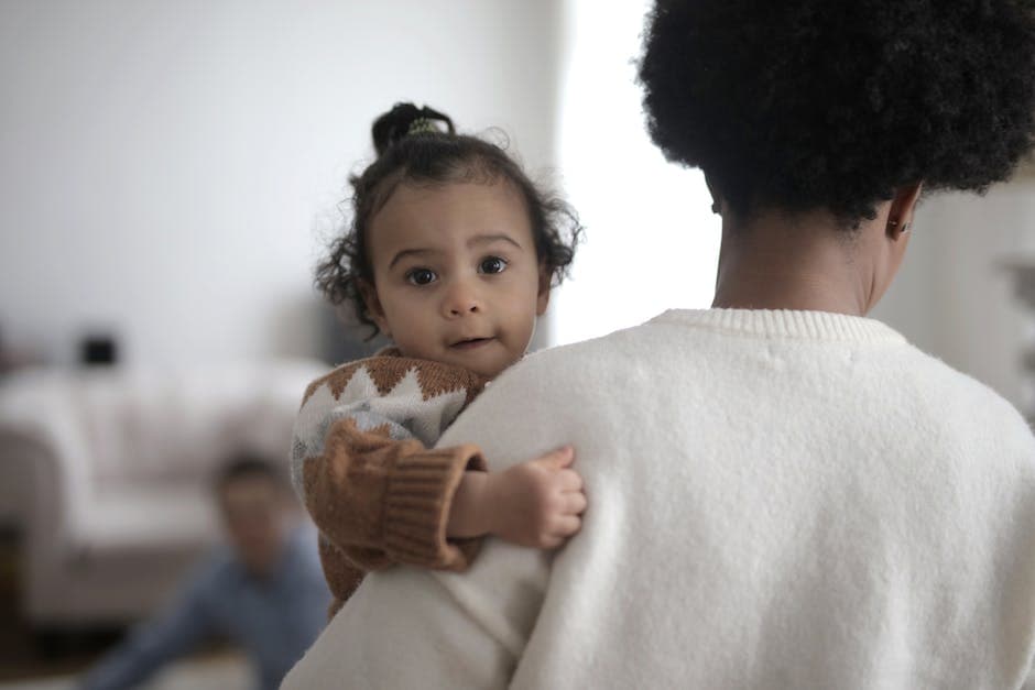 Madre preocupada sosteniendo a su bebé