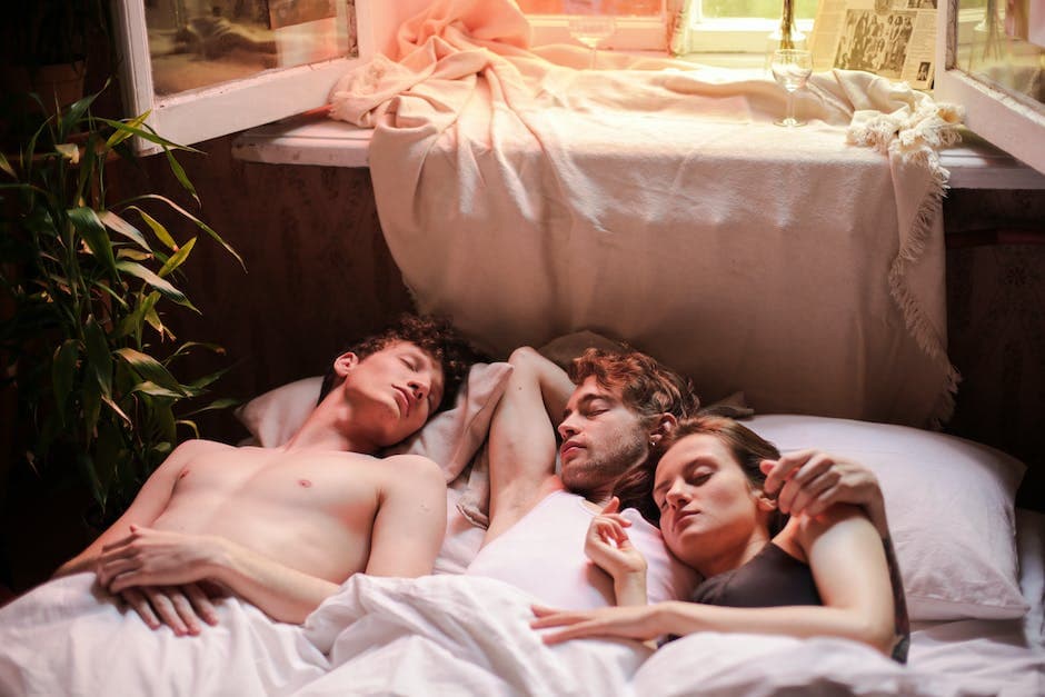 Persona durmiendo con burbujas de pensamiento