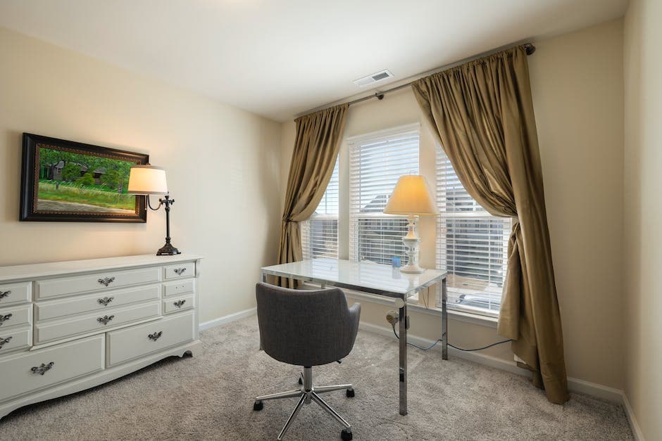 Ventanas con cortinas y persianas en habitación de bebé