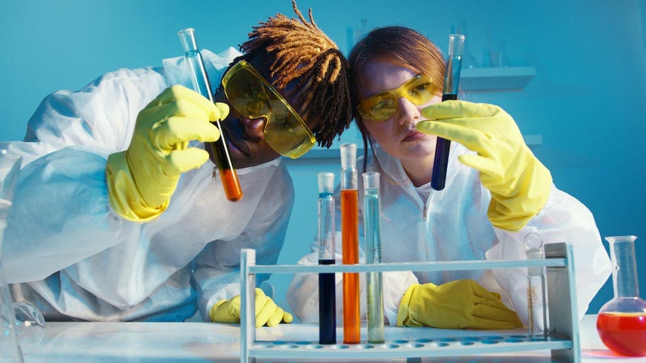 Investigadora científica trabajando en laboratorio con tubos de ensayo
