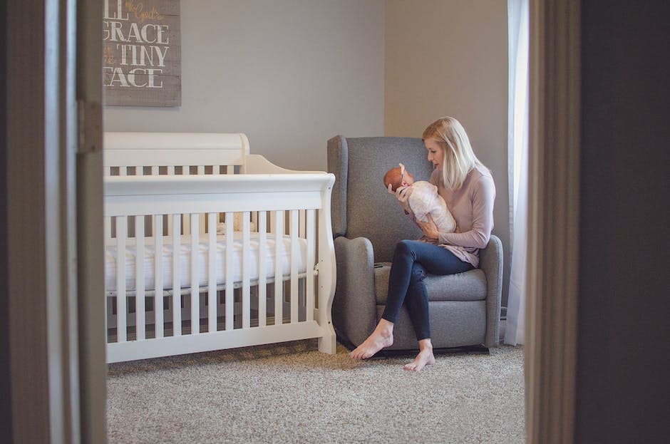 Madre con su bebe en una habitación decorada para un bebe
