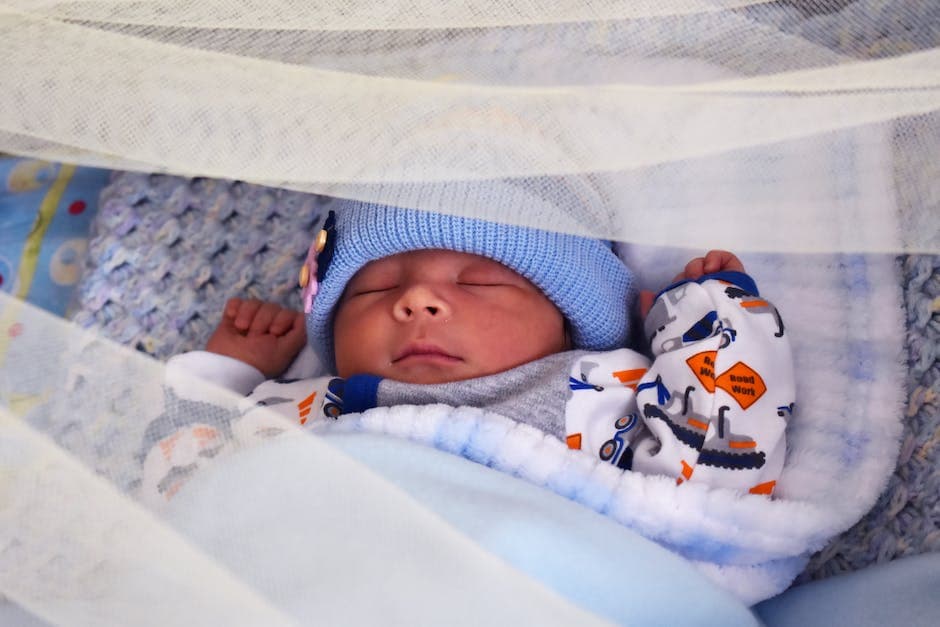 Bebé recién nacido durmiendo boca arriba