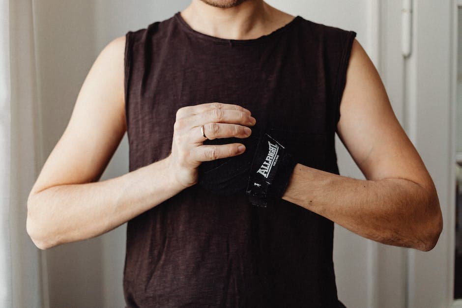 Persona arrullando a un bebé envuelto en una manta