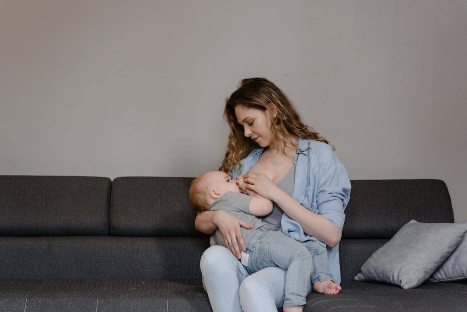 Madre amamantando a su bebé todos los días a la misma hora