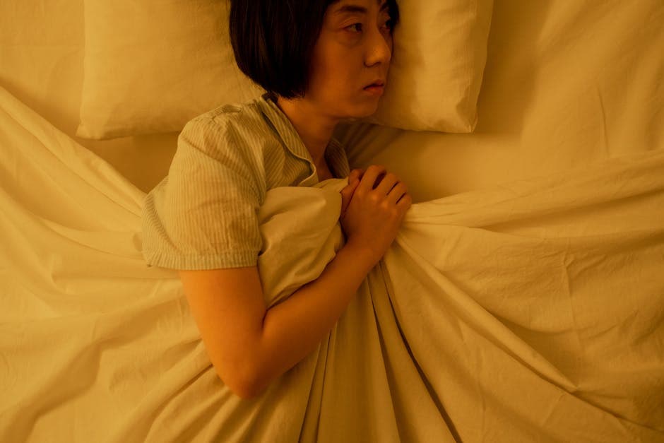 Ilustración de una persona durmiendo boca arriba con una almohada bajo las rodillas y una persona durmiendo de lado con una almohada entre las piernas.