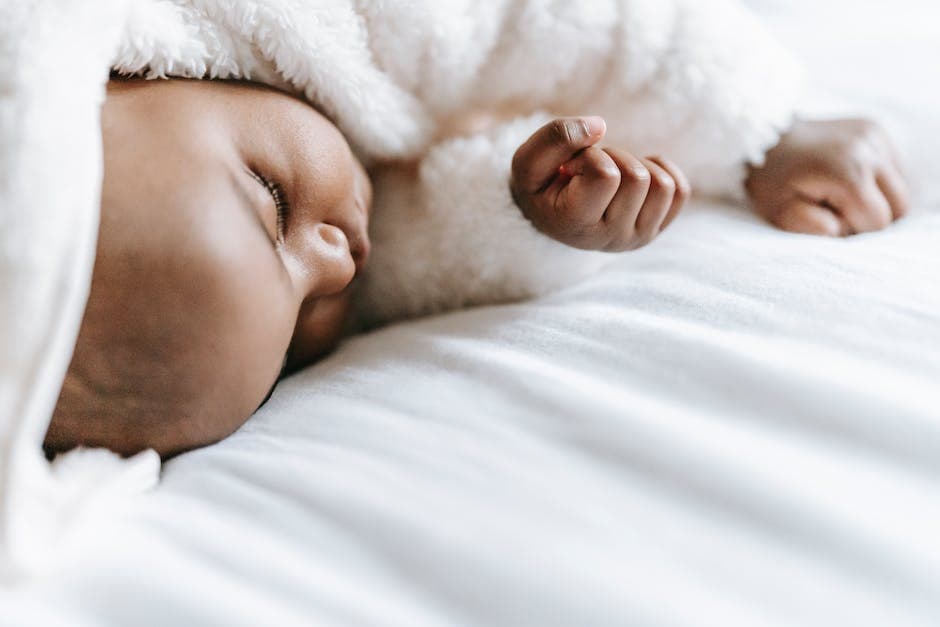 Bebé durmiendo arropado en una cama cómoda