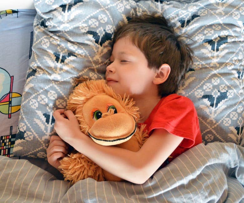 bebé durmiendo con un peluche