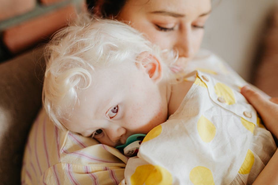 Madre sosteniendo a su bebé para dormir