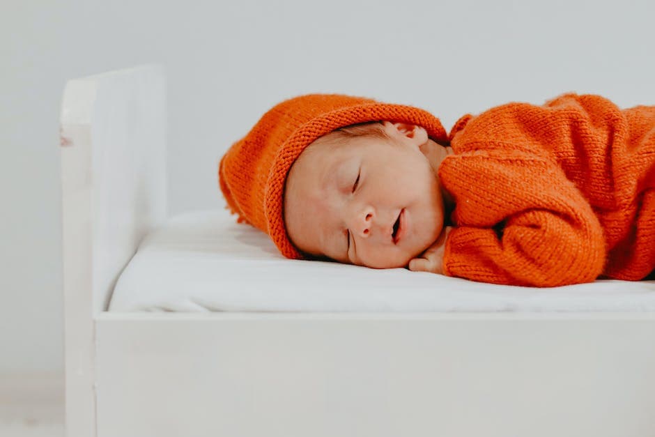 Bebé durmiendo boca abajo en una cama