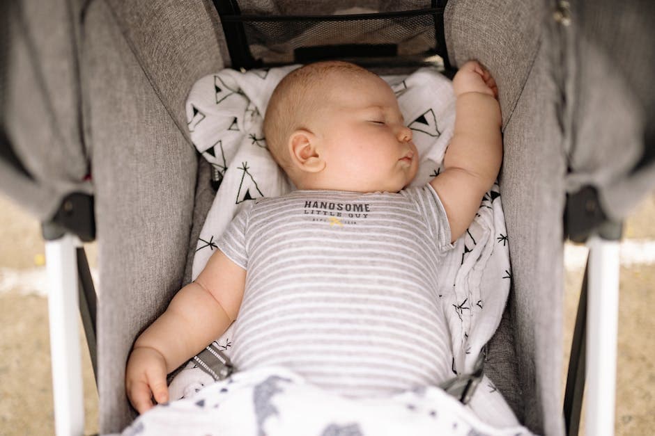 Bebé durmiendo en un onesie blanco