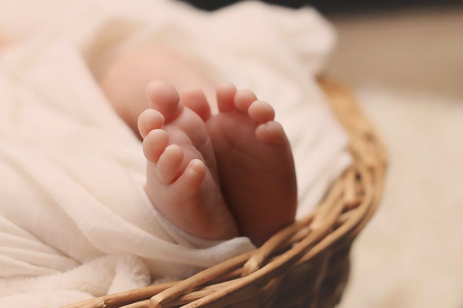 Bebé durmiendo pacíficamente en una manta blanca