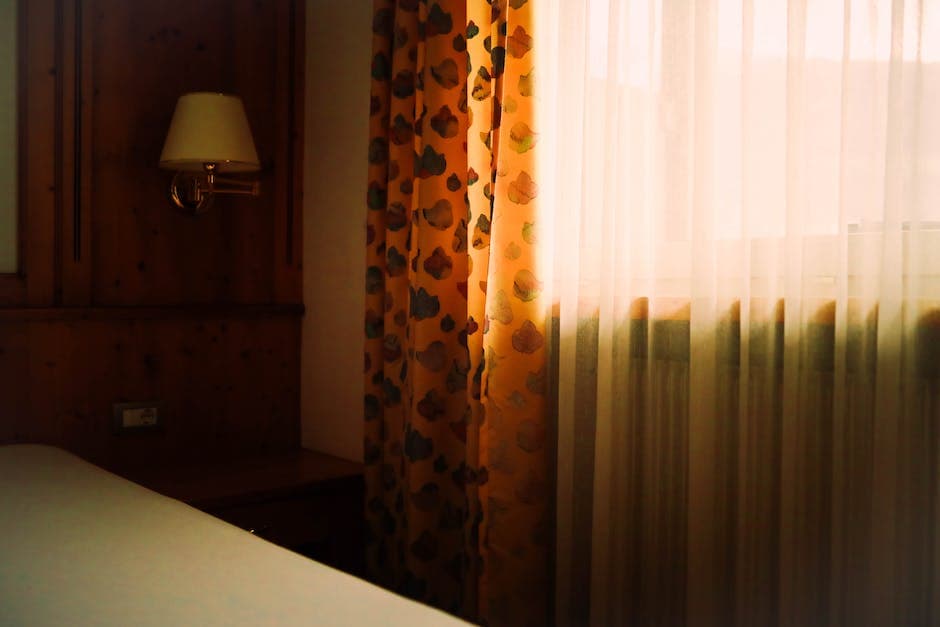 Habitación de bebé con cuna y ventana con cortinas