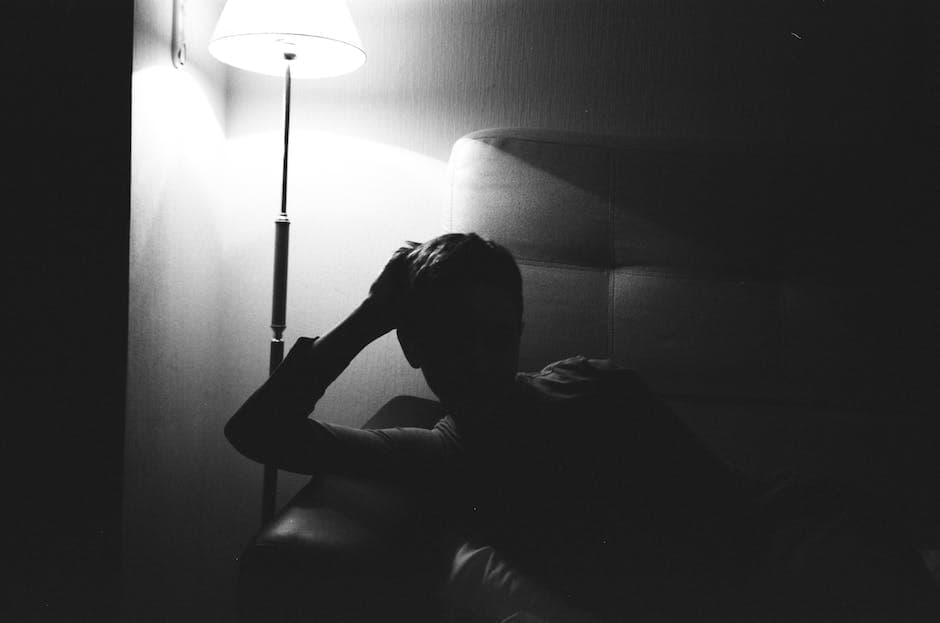 bebé durmiendo en una cuna rodeado de oscuridad y luz nocturna