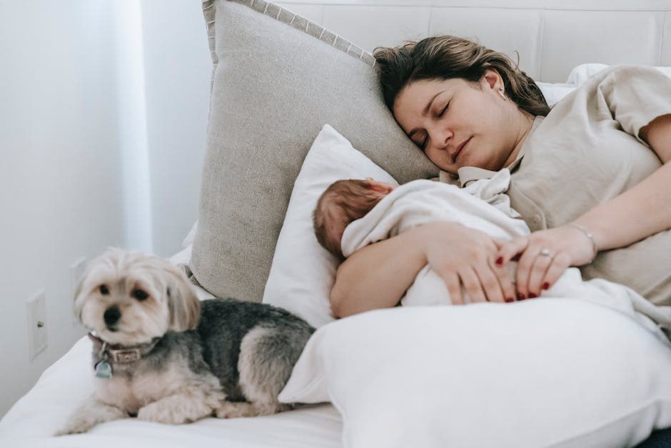 Bebé durmiendo en habitación oscura
