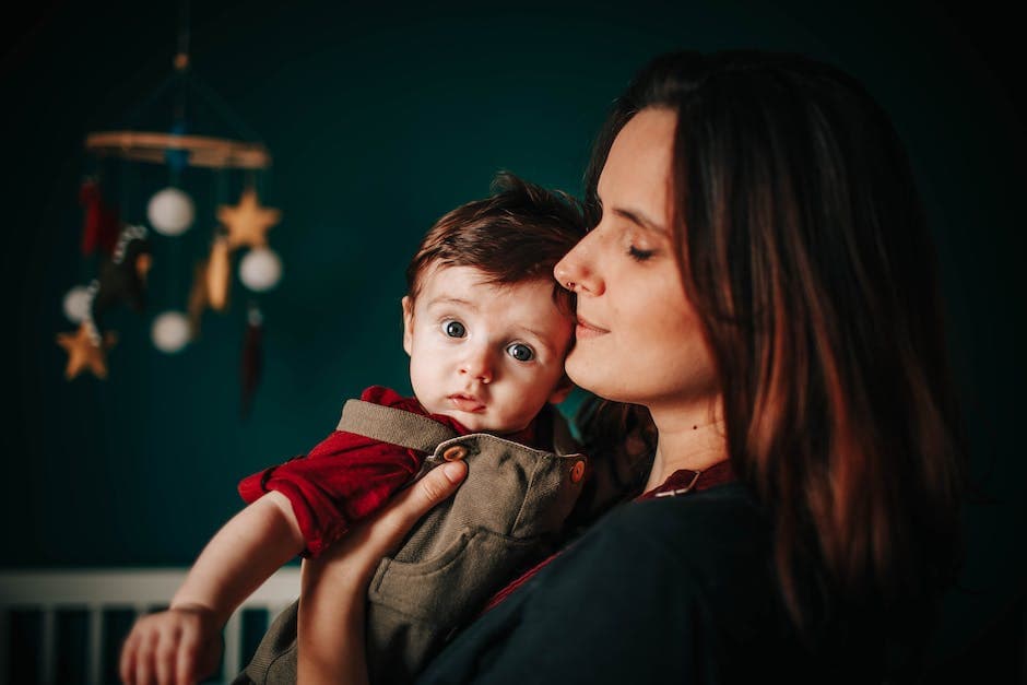 Bebé durmiendo en su cuna con juguete móvil