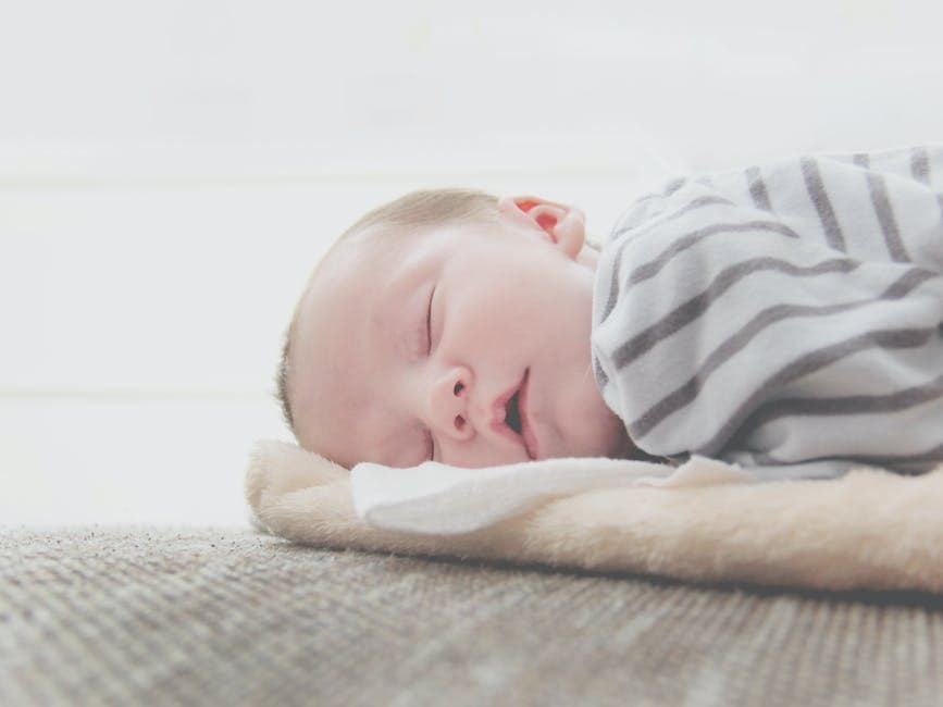 Imagen de un bebé durmiendo con una expresión pacífica en su rostro