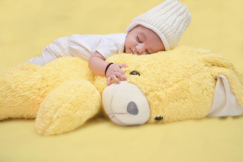 Bebé durmiendo con peluche