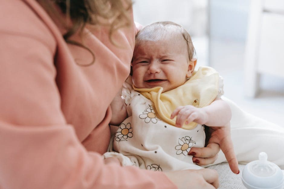 Madre alimentando a su bebé con biberón