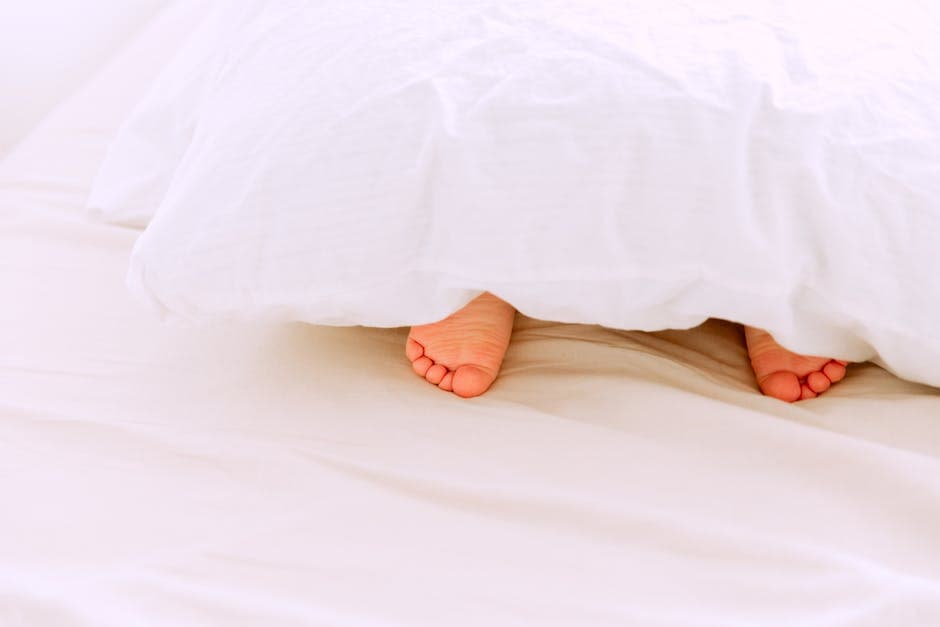 Bebé durmiendo bajo un ventilador de techo