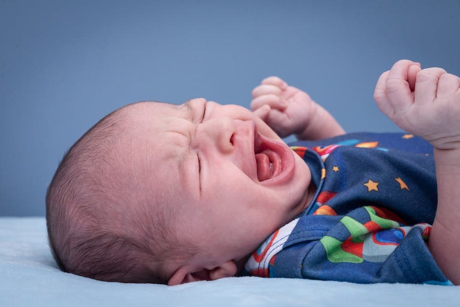bebé en cuna con problemas para dormir