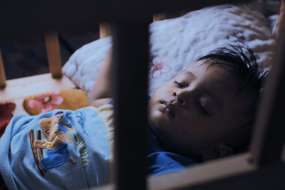 Bebé durmiendo en cuna en habitación oscura y tranquila