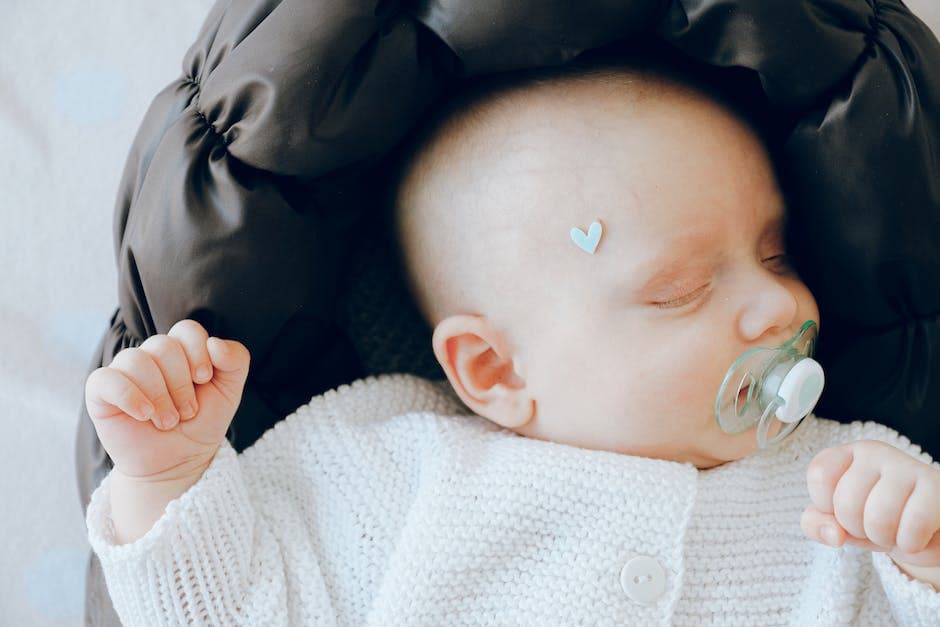 Bebé recién nacido durmiendo en una manta
