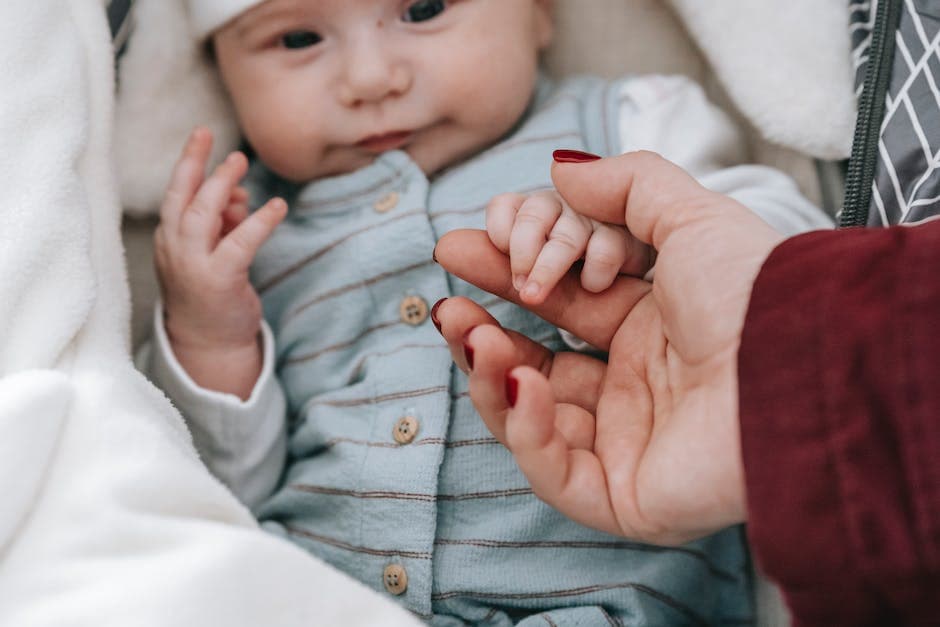 Bebé durmiendo en cuna con padre preocupado al fondo