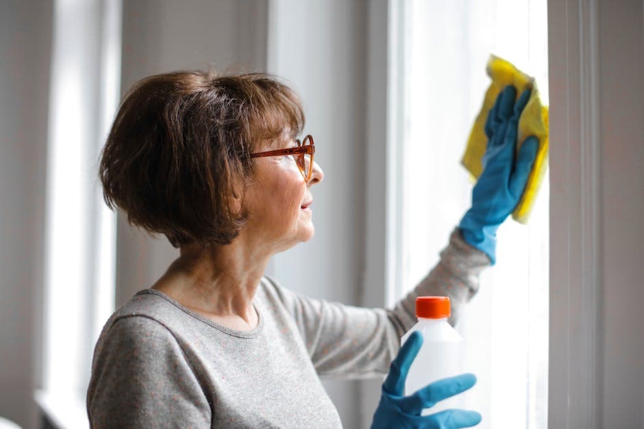 Persona limpiando una ventana en la habitación del bebé