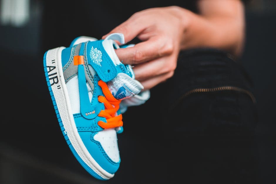 Bebé con sombrero y gafas de sol, y zapatos al lado