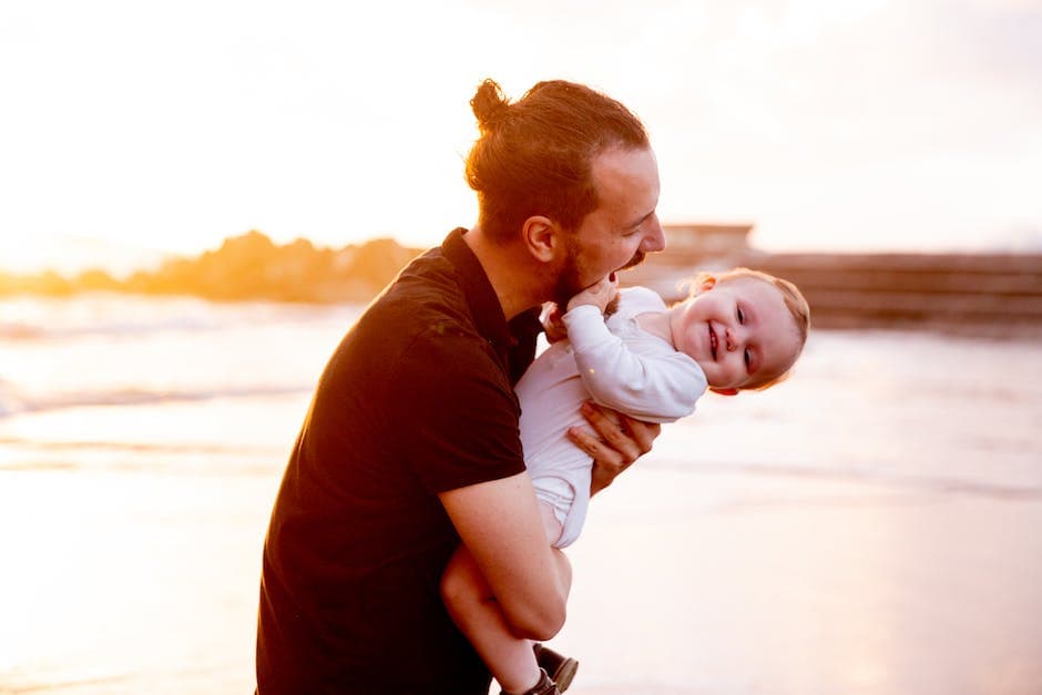Familia sonriente con un bebé dormido