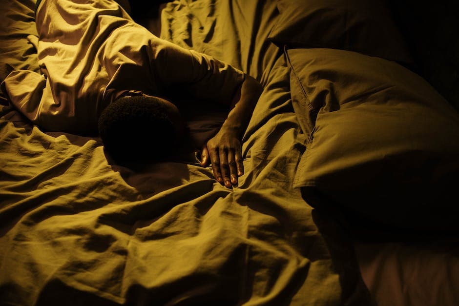 bebé durmiendo y despertándose frecuentemente durante la noche debido a problemas comunes del sueño a los 8 meses: despertares nocturnos, pesadillas e insomnio, y angustia de separación
