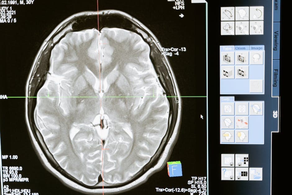 Doctor monitoreando el sueño de un bebé con electrodos en la cabeza y sensores en el pecho