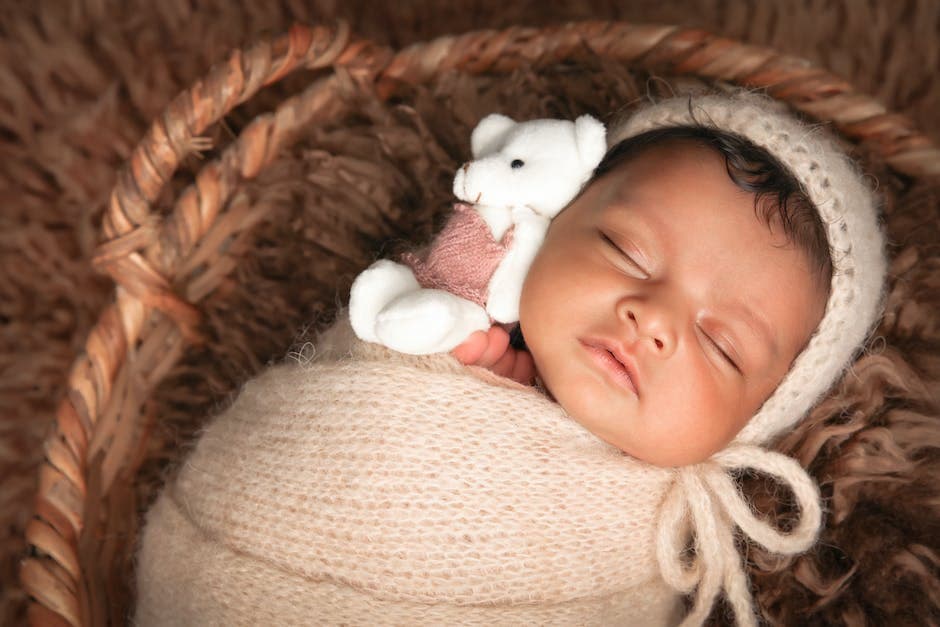 bebé durmiendo en la cuna con manta y chupete