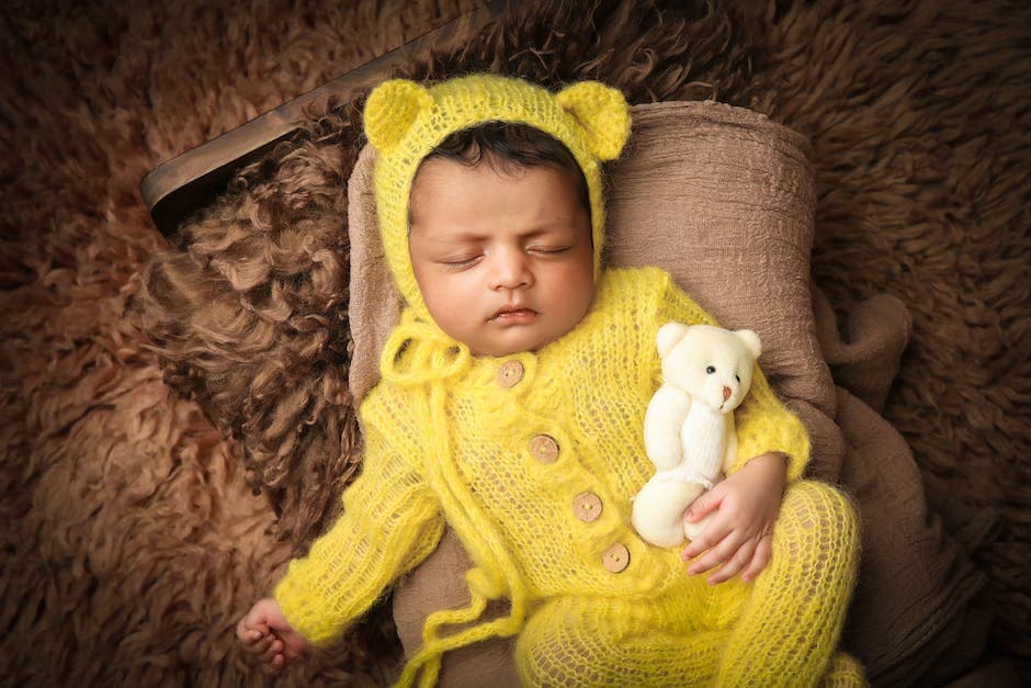 Bebé durmiendo con oso de peluche